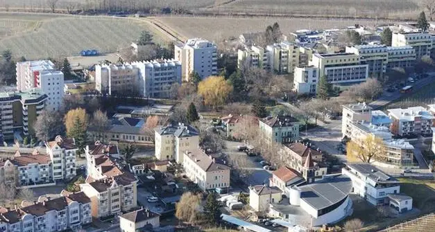 Sinigo, rompe i vetri di un’auto e fa gestacci ai passanti