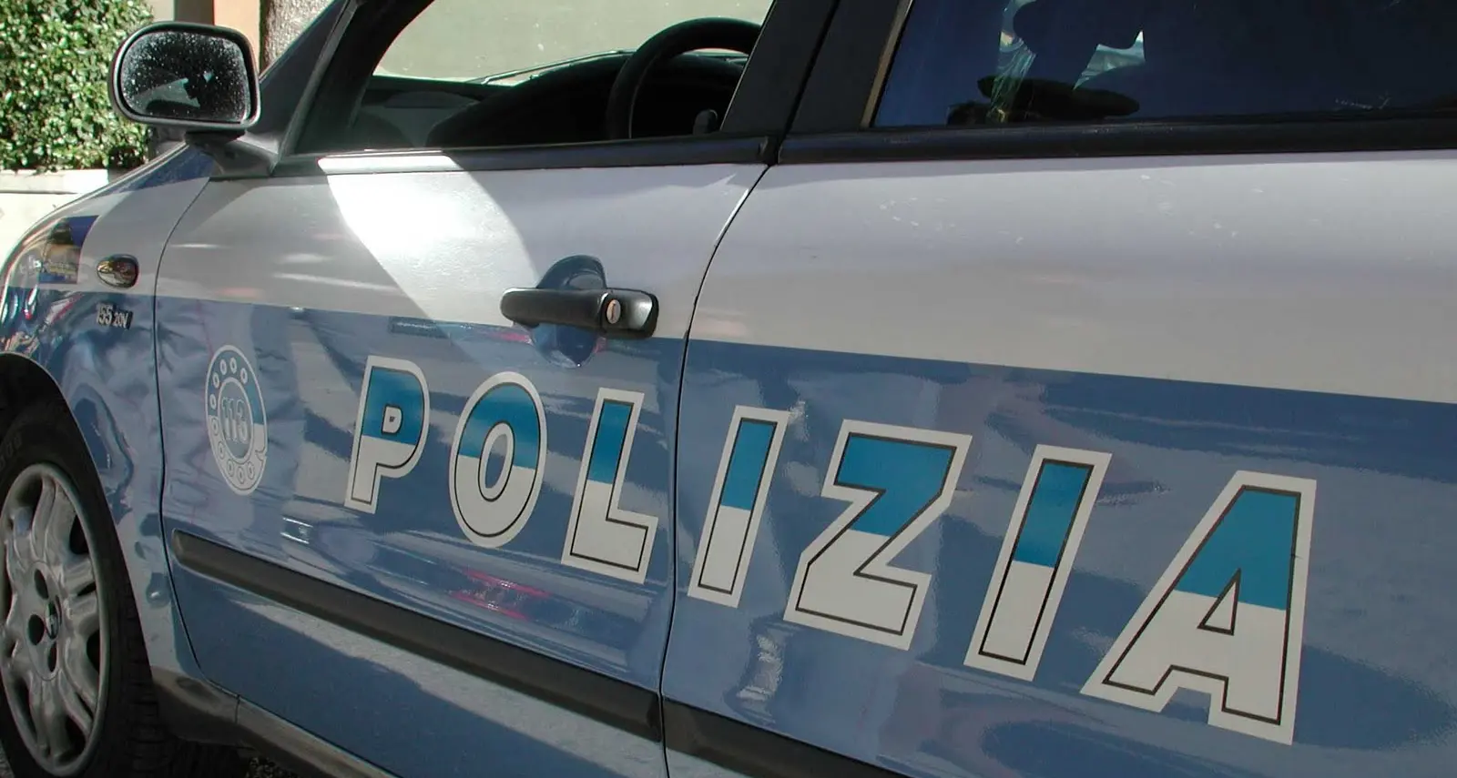 Laives, rintracciato per furto, aggredisce i poliziotti con pugni e sassi