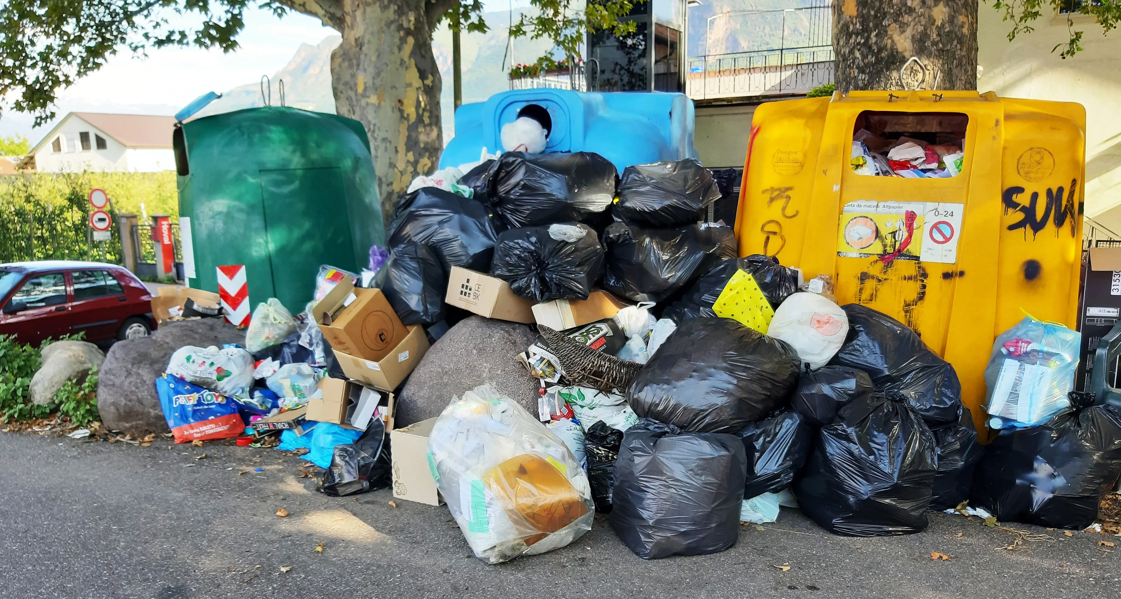 Rifiuti abbandonati, oltre 5 casi al giorno a Bolzano