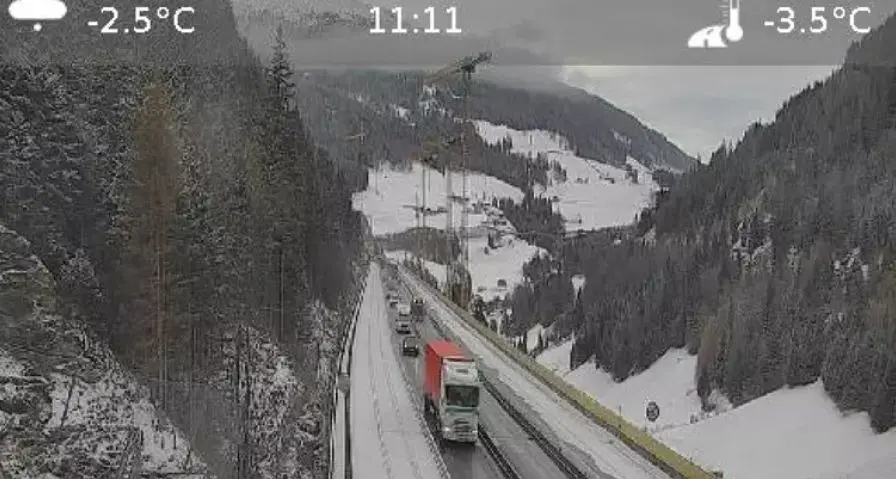 Sorpassi azzardati dei tir sulla neve: Autobrennero chiusa temporaneamente sul versante austriaco