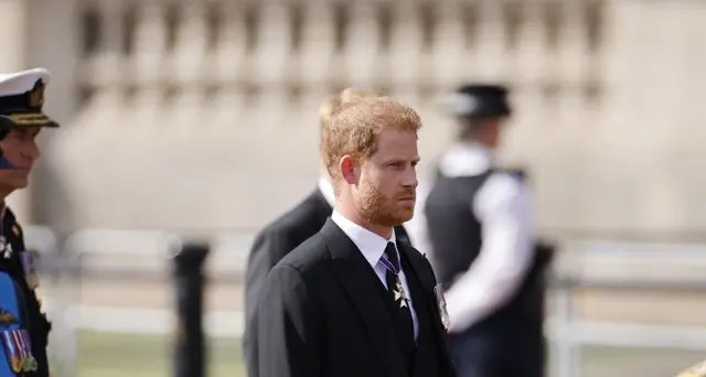 Regina: domani Harry in divisa a veglia, nuova apertura da Carlo