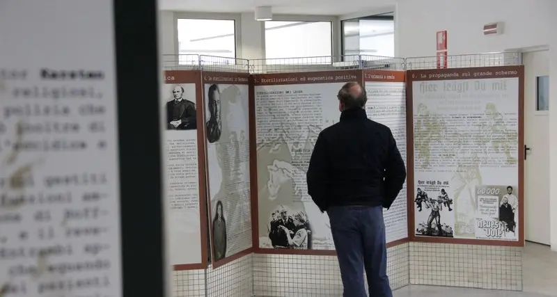 “Testimoni dello sterminio”, la mostra itinerante ora nel foyer di Palazzo 12 a Bolzano