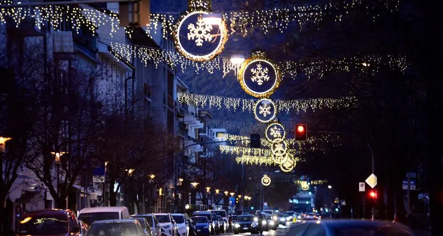 Caro energia, Bolzano riduce le luminarie di Natale: stop alle 23