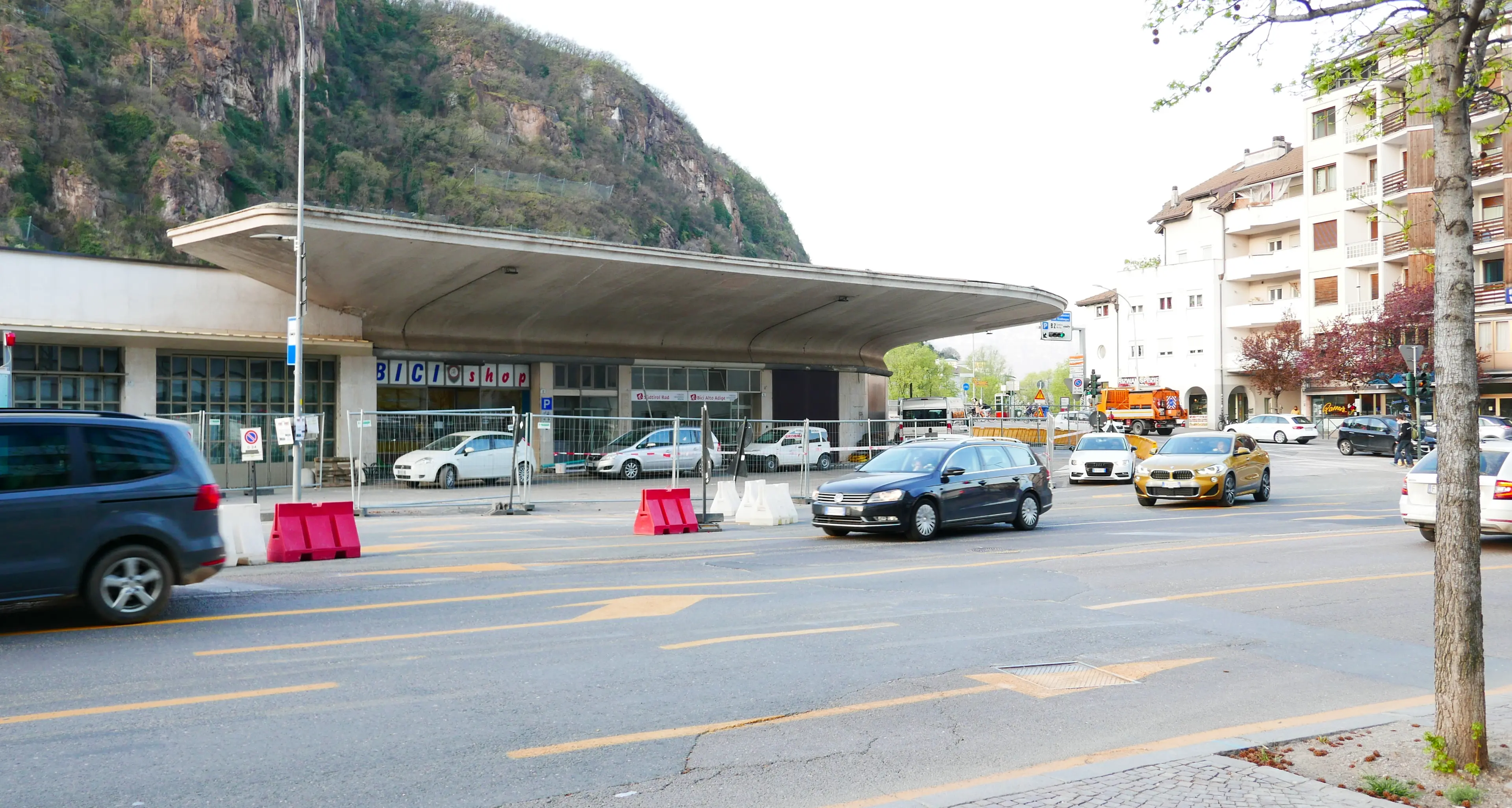 Bolzano, l’ex distributore di piazza Verdi diventa un noleggio bici