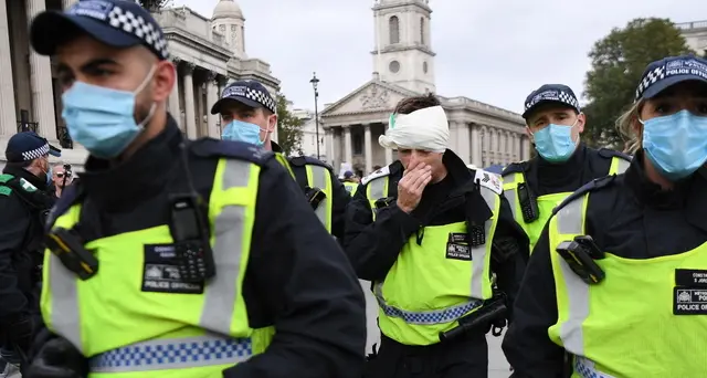 Covid, Londra: 5 arresti e 8 feriti al corteo antirestrizioni