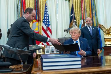 Trump sostituisce il suo consigliere legale, Scharf al posto di Warrington