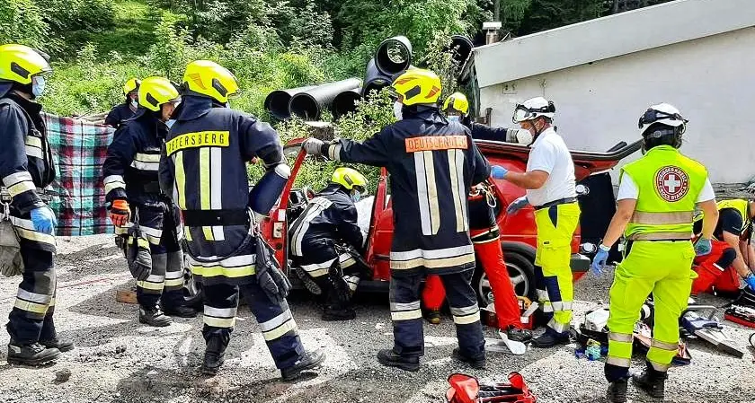 Incidente stradale sulla strada per Monte San Pietro: le pinze idrauliche per estrarre l’automobilista dalle lamiere