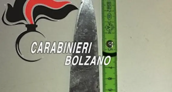 Bressanone: inseguimento a piedi in centro cittadino, i carabinieri disarmano un giovane