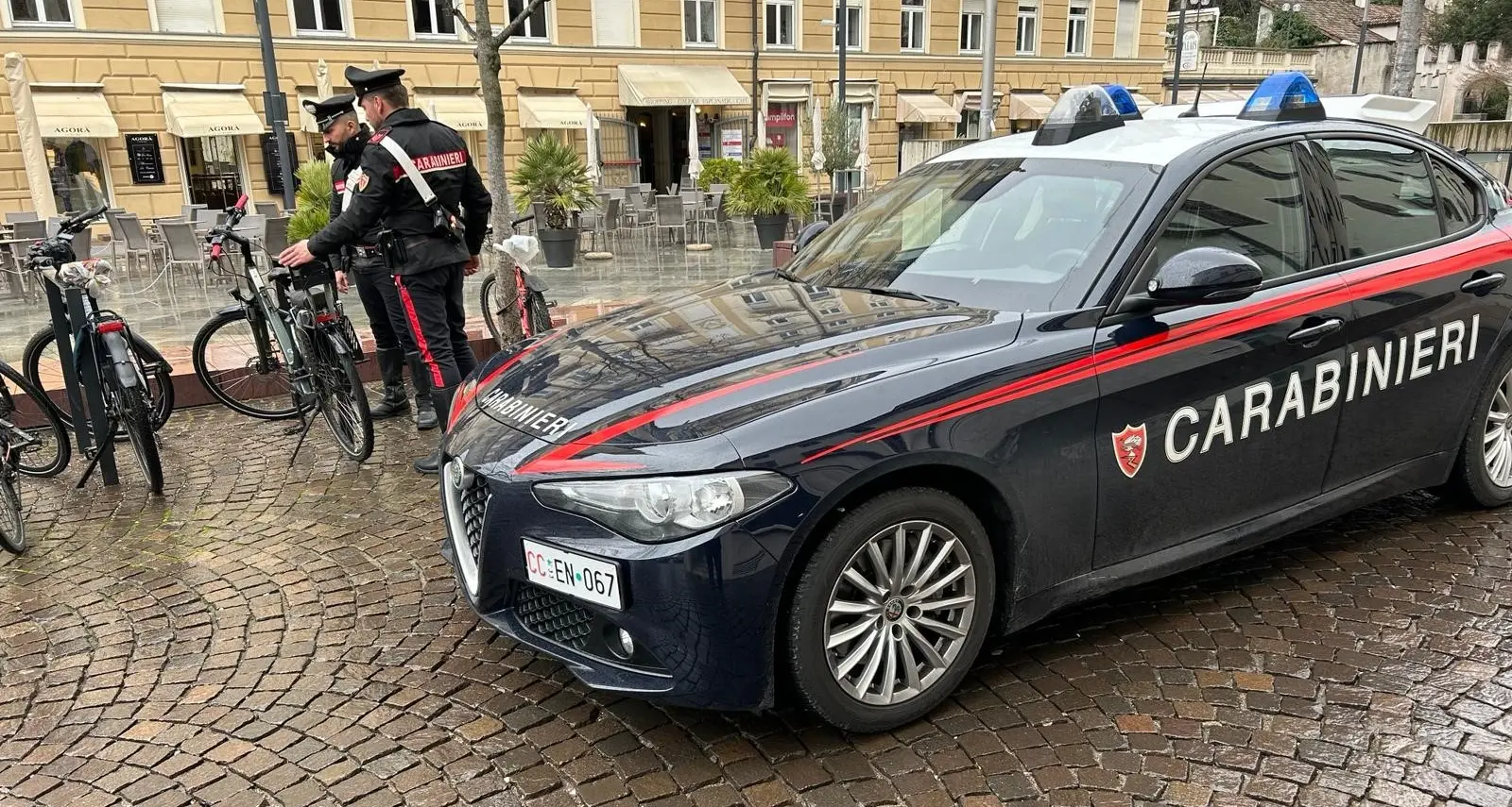 Rapina un giovane e gli porta via la bici: arrestata una 22enne a Merano