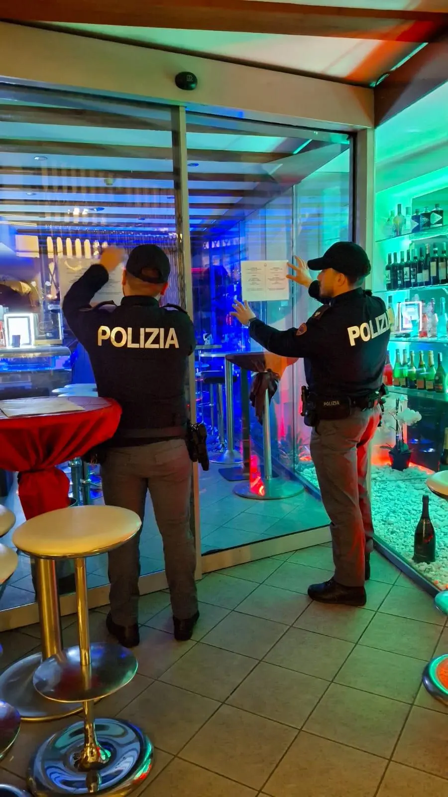 Rifiutano di abbassare la musica e offendono gli agenti: chiuso il Bar Salinas