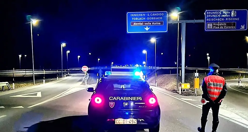 Rapina nel maso in val Badia, la mamma aggredita con un coltello da due uomini mascherati