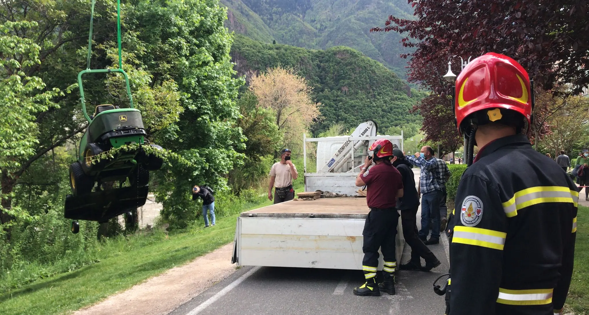 Tagliaerba finisce nel Talvera a Bolzano: salvo il guidatore