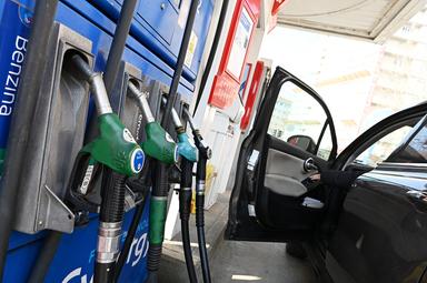 Mimit, prezzi dei carburanti stabili, gasolio a 2,3 euro in autostrada