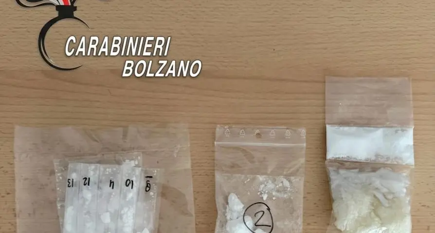Spaccio di cocaina in bici elettrica: due arresti, sequestrate 402 dosi