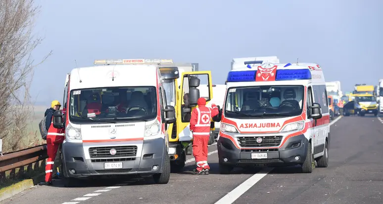 A22: tampona tir col furgone, autista incastrato tra le lamiere