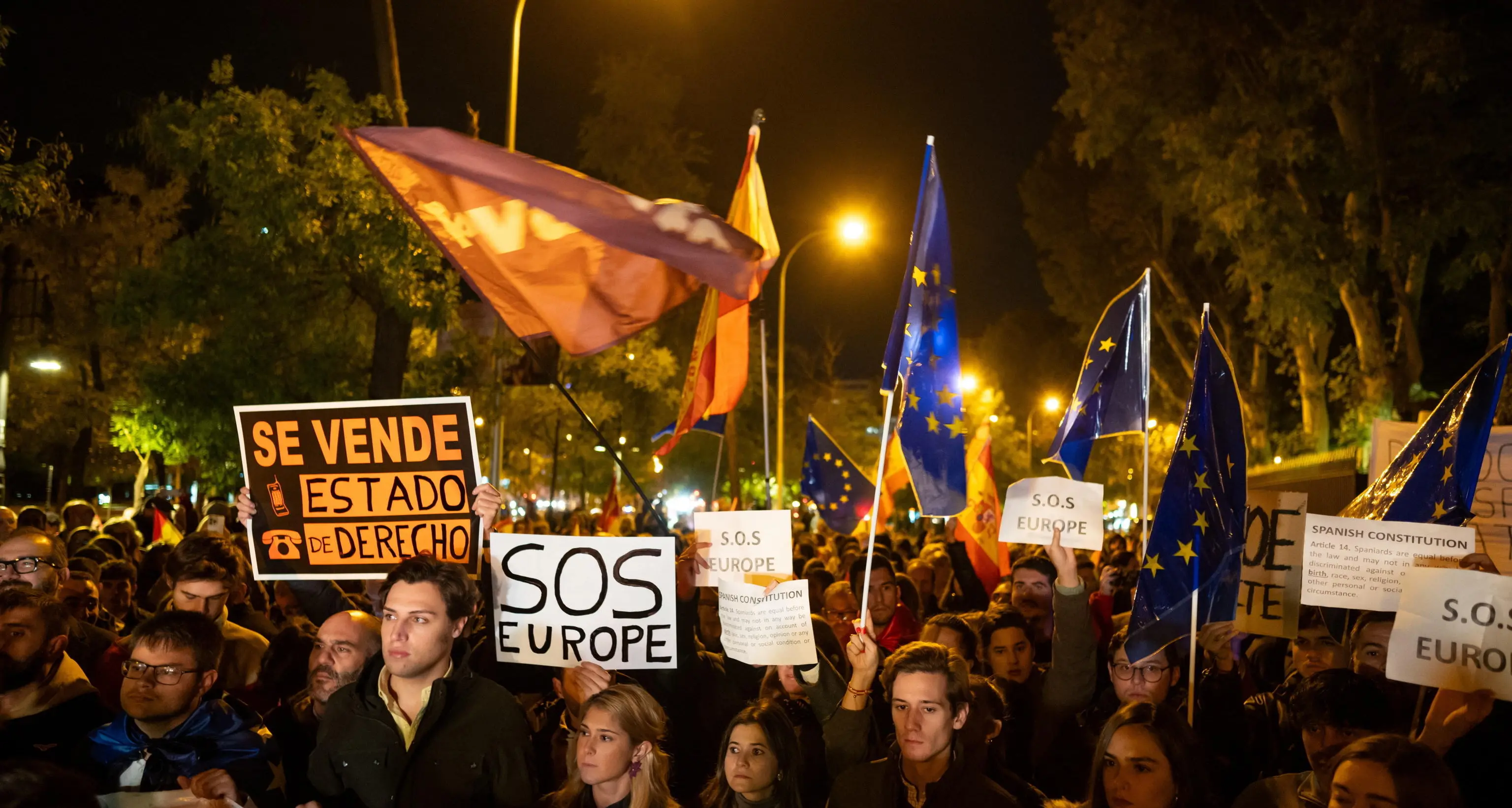 Spagna: prime cariche della polizia davanti alla sede del Psoe