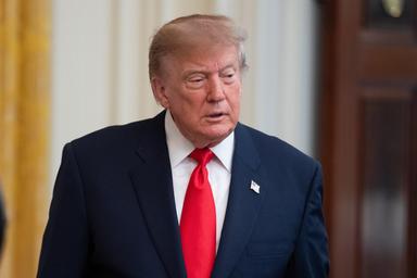 Trump, Zelensky la smetta di colpire le raffinerie russe