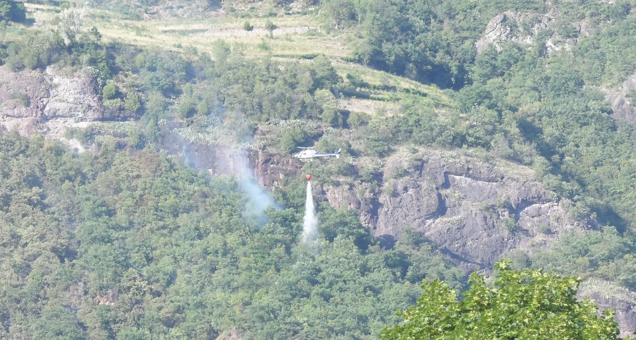 Bolzano assediata dal fuoco: fiamme anche alle passeggiate del Guncina