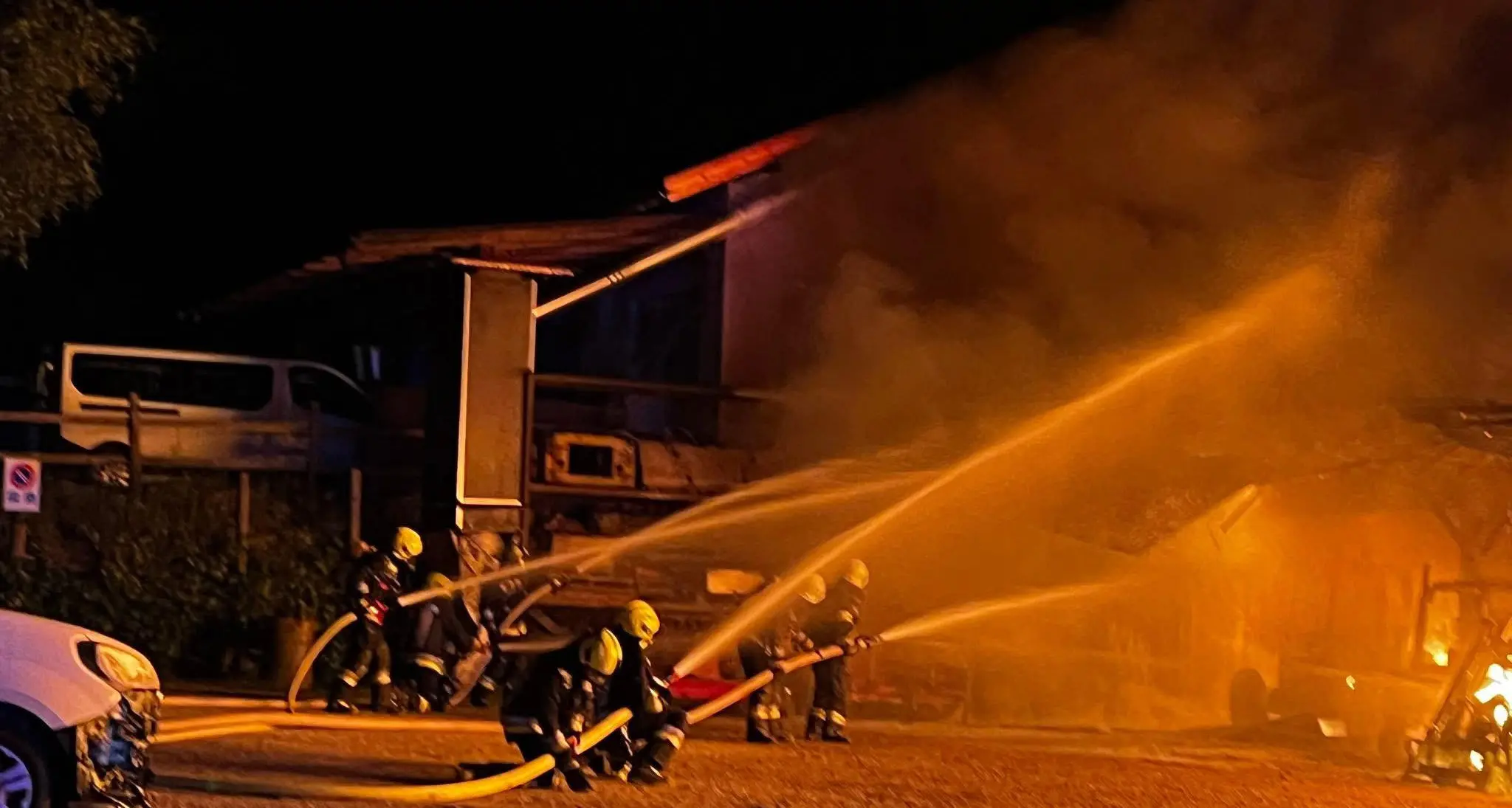Incendio al maso Sägemüllerhof di Gais: notte di paura, salvo l’edificio adiacente