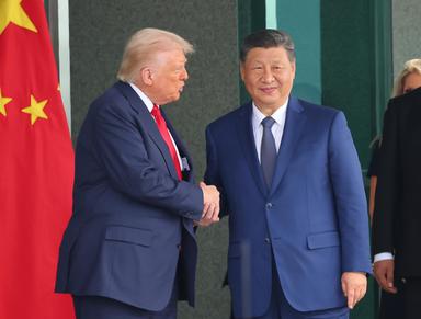 Stretta di mano tra Trump e Xi, al via la visita del leader cinese in Usa