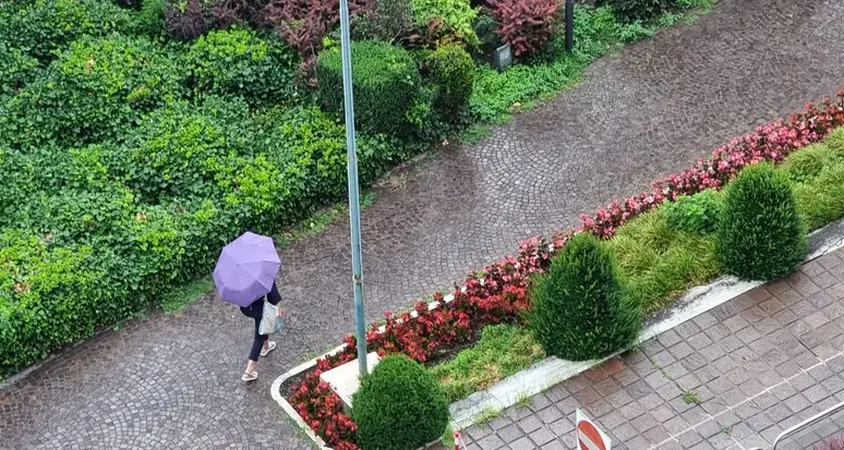 Addio ottobrata, da lunedì 16 piogge e temperature in calo