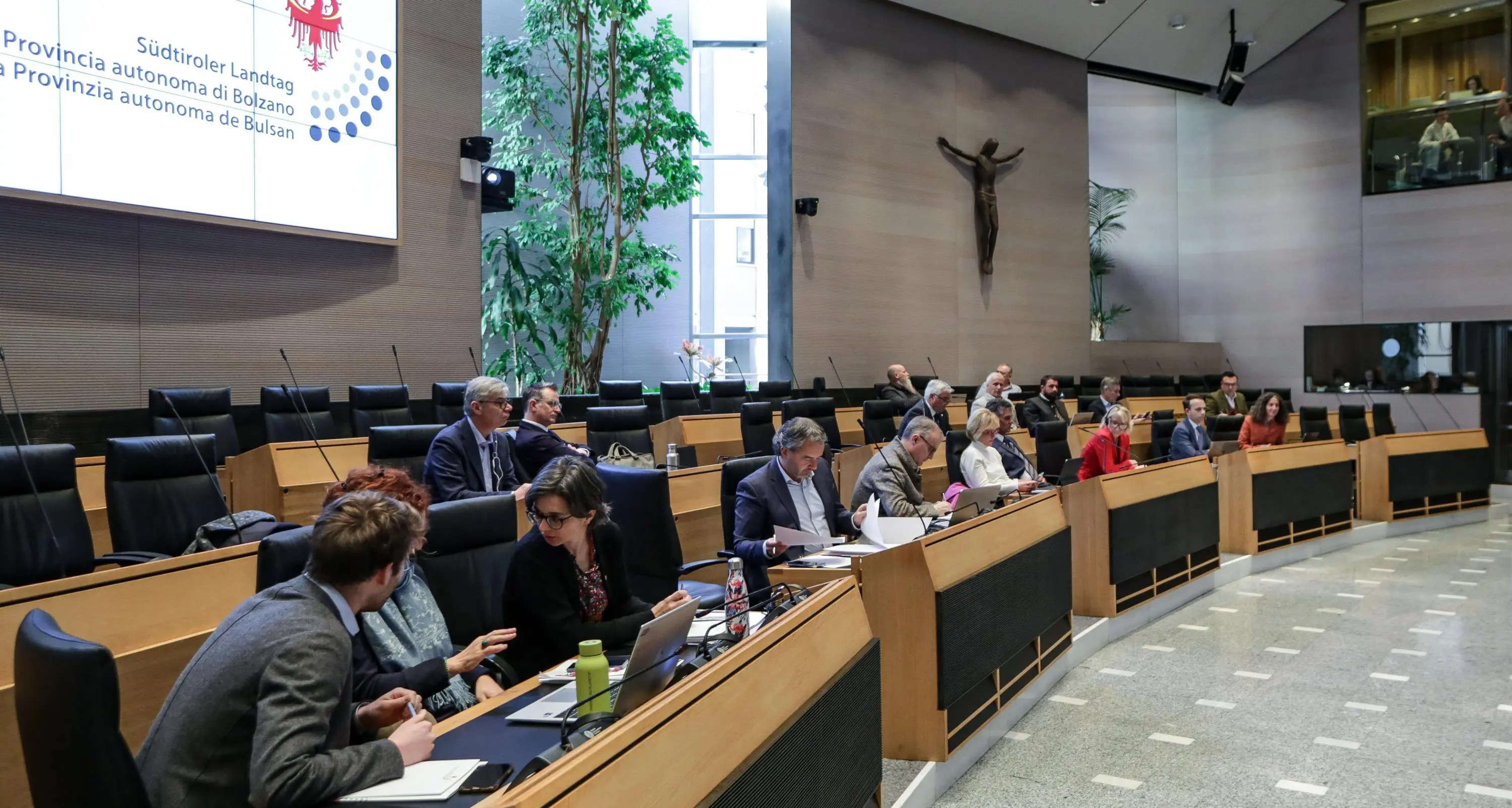 Stipendi dei politici, no netto delle opposizioni a Kompatscher