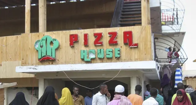 Somalia: media, autobomba in ristorante a Mogadiscio