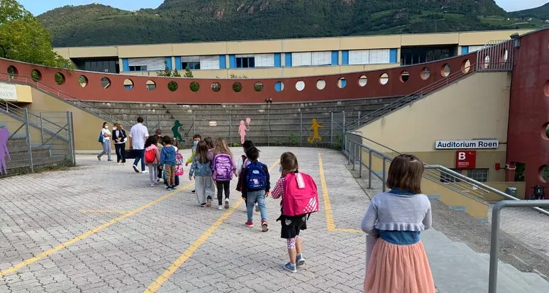 Troppi bambini italiani nelle scuole tedesche? Kompatscher: «Stop all’ideologia»
