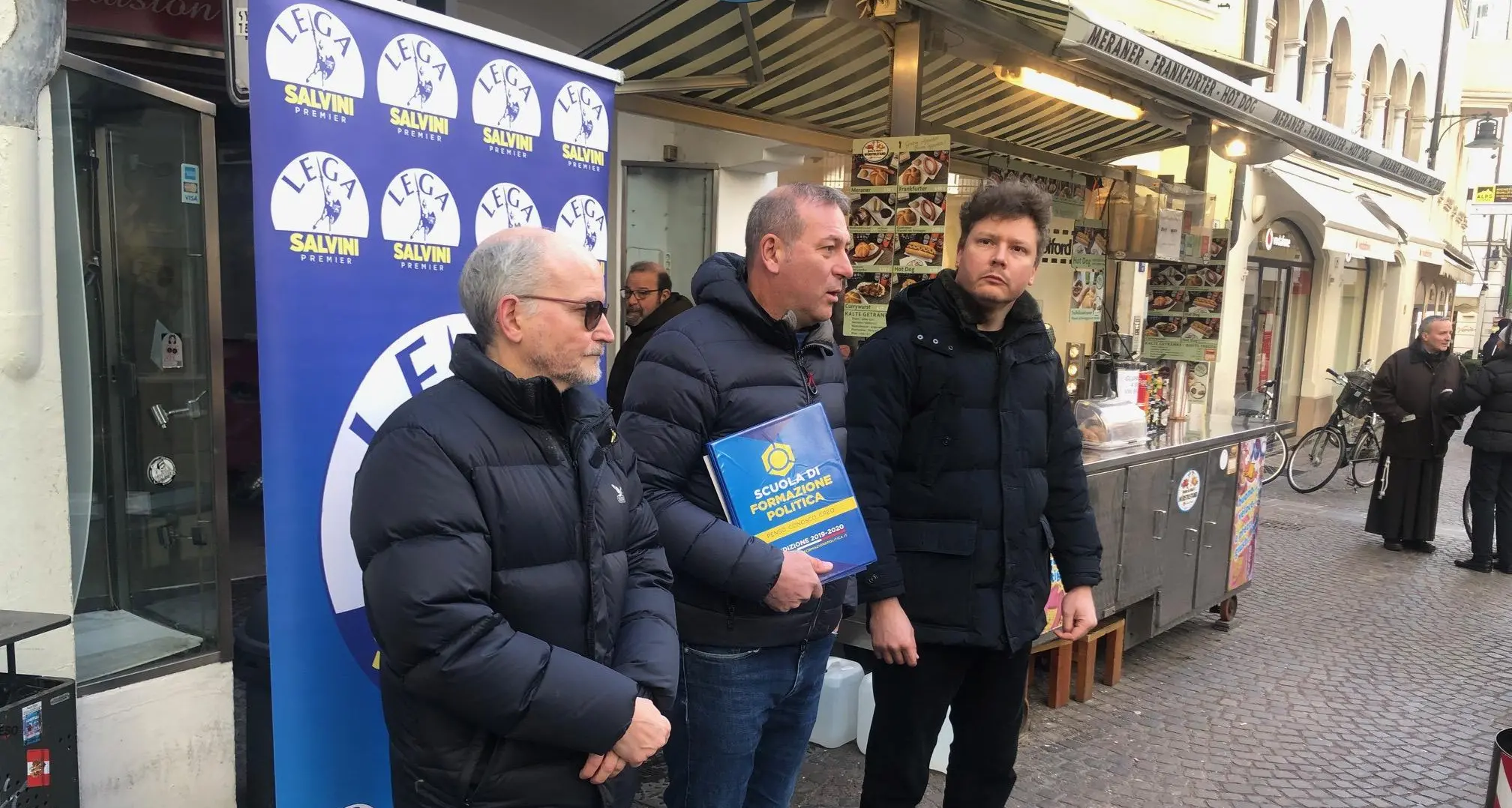 «Basta aggressioni ai vigili, sperimentiamo il taser»