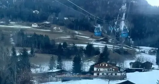 Scritte sulla neve contro il turismo di massa all'Alpe di Siusi: «Too much»