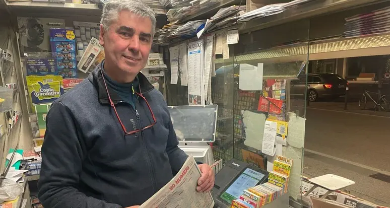 L'edicola da 36 anni sempre aperta: « La carta stampata non basta più, ma l’edicolante ha una finestra privilegiata sul mondo»