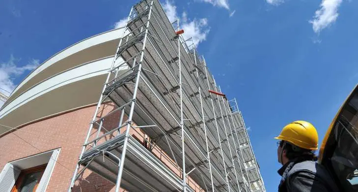 Operai in fabbrica con 40 gradi «Dalle ventole esce aria calda»