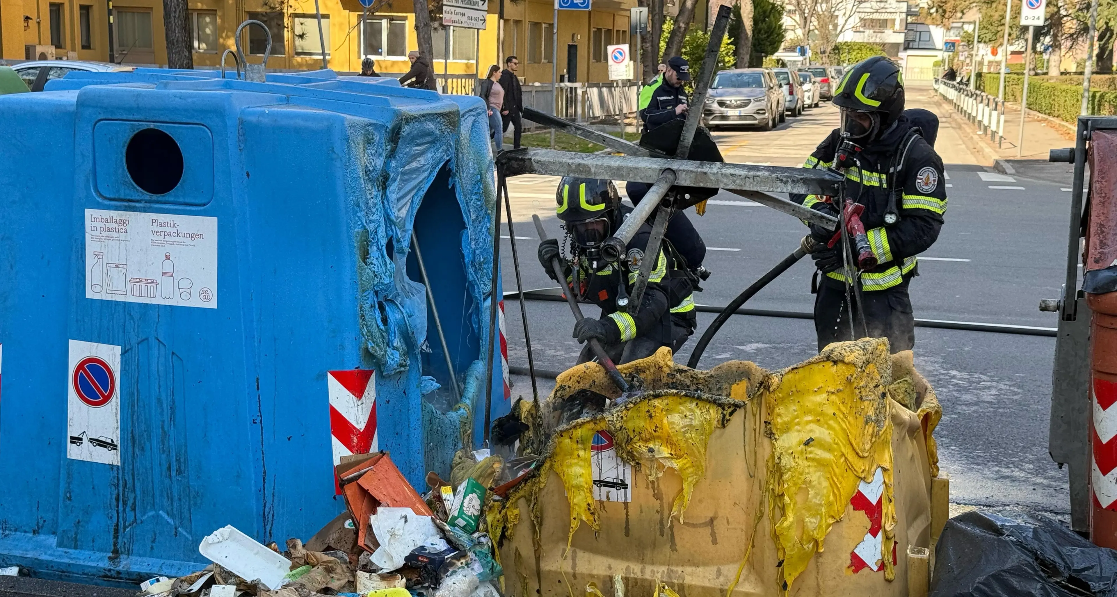 Cassonetti incendiati in città, denunciato un piromane di 46 anni
