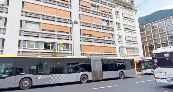 Via Alto Adige, residenti furiosi: «Troppi 1600 bus al giorno»