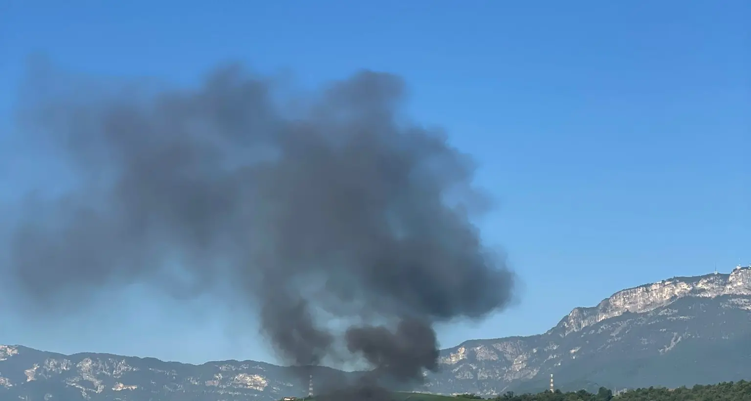 Termovalorizzatore di Bolzano, scatta l’allarme incendio: alta colonna di fumo nero