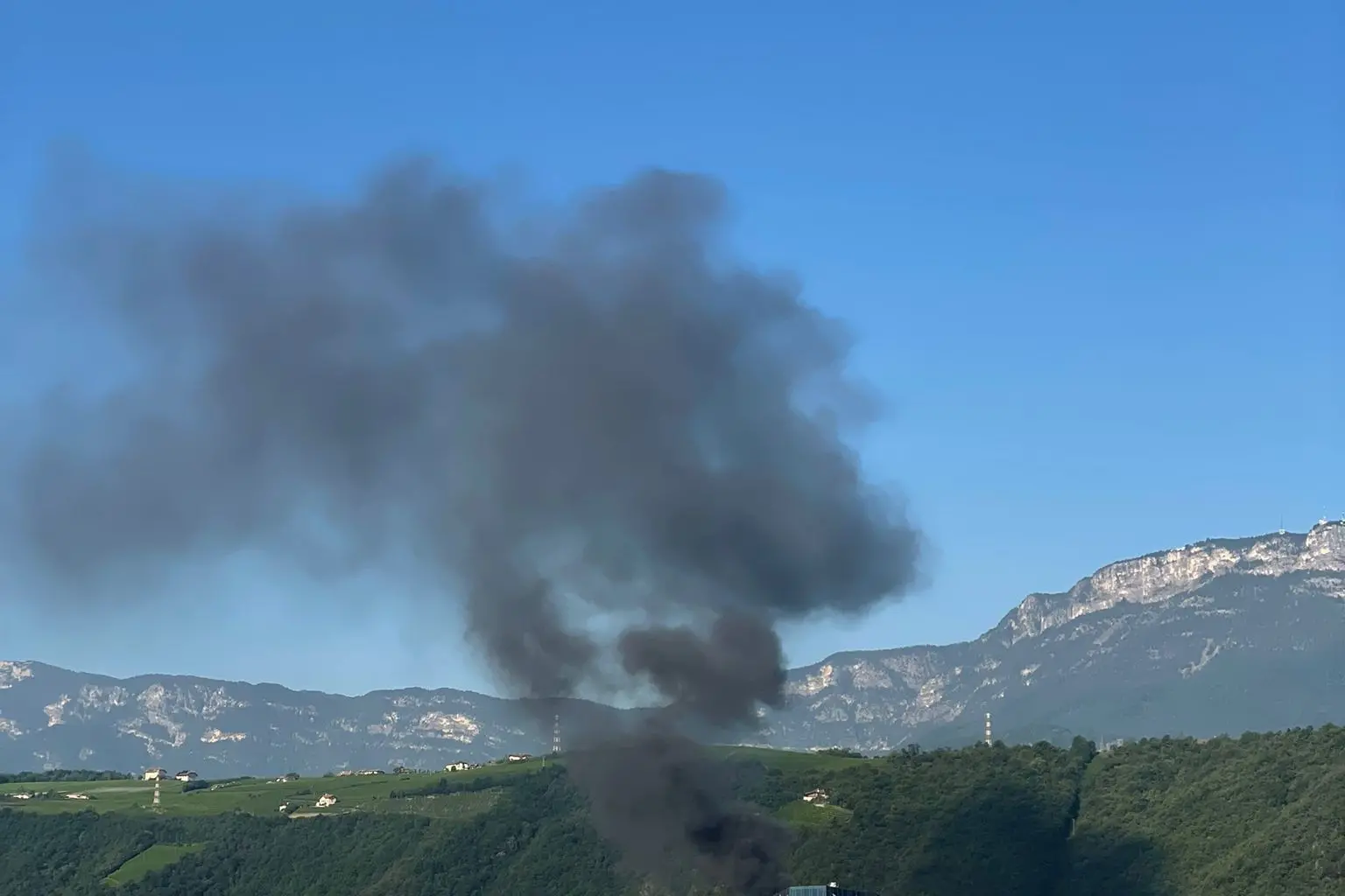 Termovalorizzatore di Bolzano, scatta l’allarme incendio: alta colonna di fumo nero