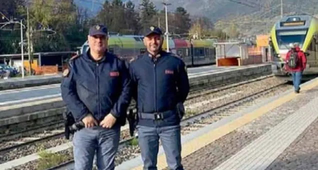 Merano, attraversa i binari e inciampa: due agenti gli salvano la vita