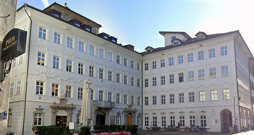 Piazza della Mostra a Bolzano, partono i lavori di ricubettatura e resinatura