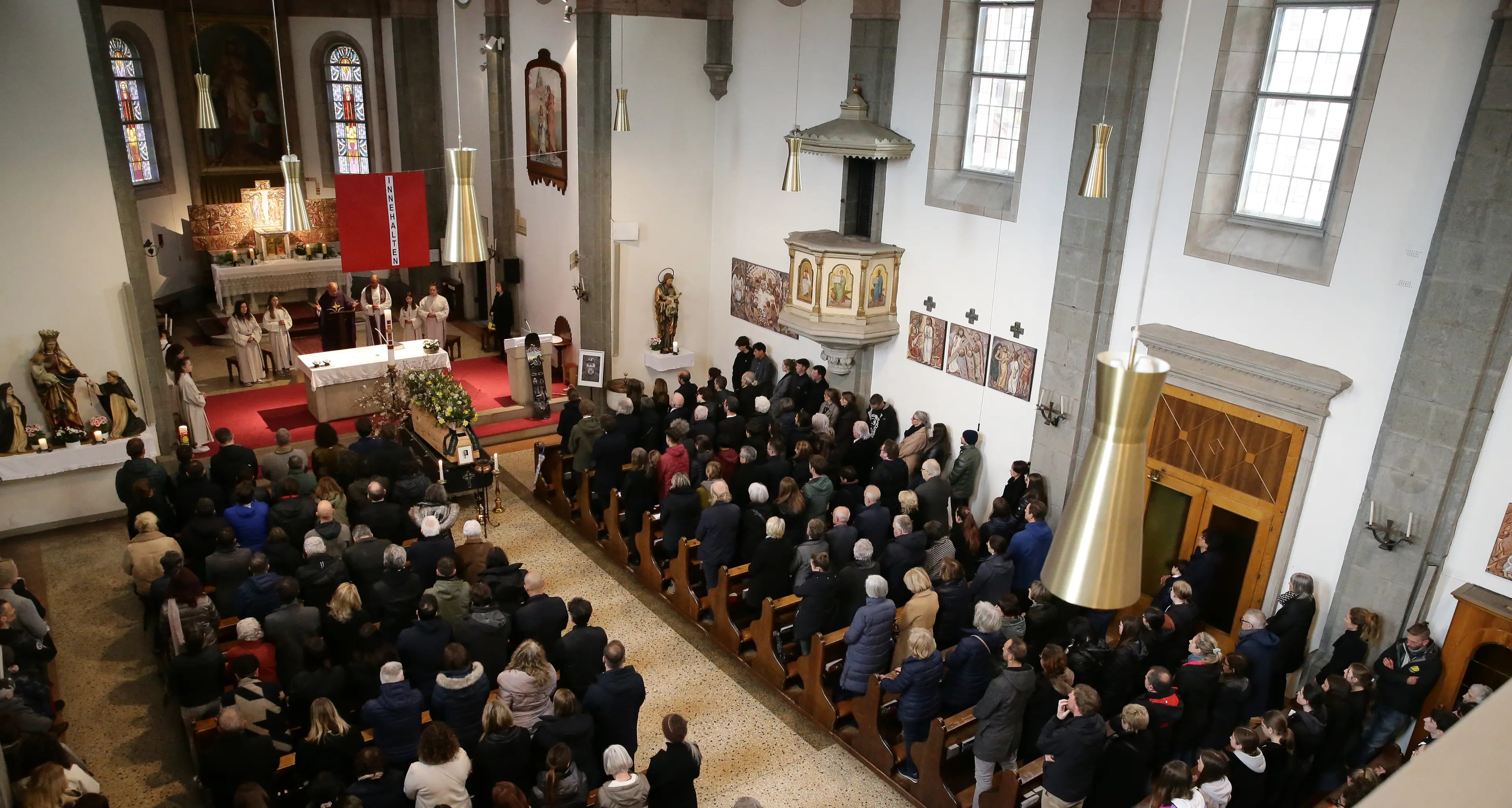 Oltre 400 persone per l’ultimo abbraccio a Robert Fliri