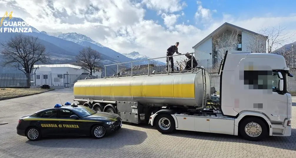 Prato allo Stelvio, sequestrata un'autobotte con 20 tonnellate di carburante di contrabbando