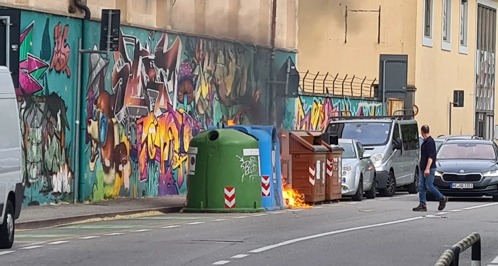 Bolzano, a fuoco i bidoni dell’immondizia