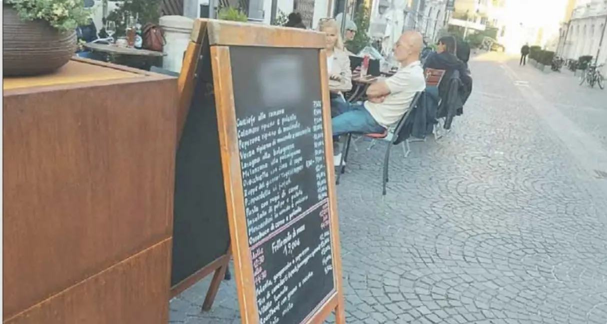 Lavagnette del menù nel mirino della municipale: pioggia di multe in via Argentieri