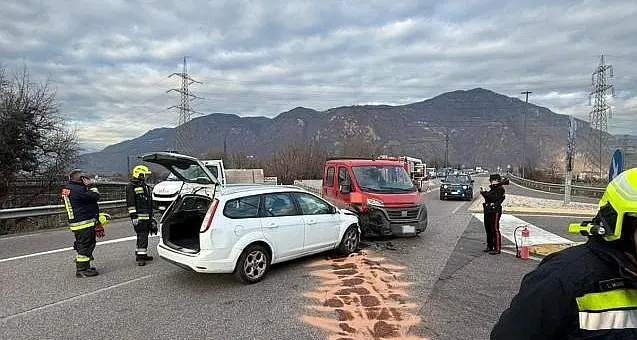 Scontro tra auto e furgone all’incrocio di Frangarto: feriti lievi e traffico in tilt