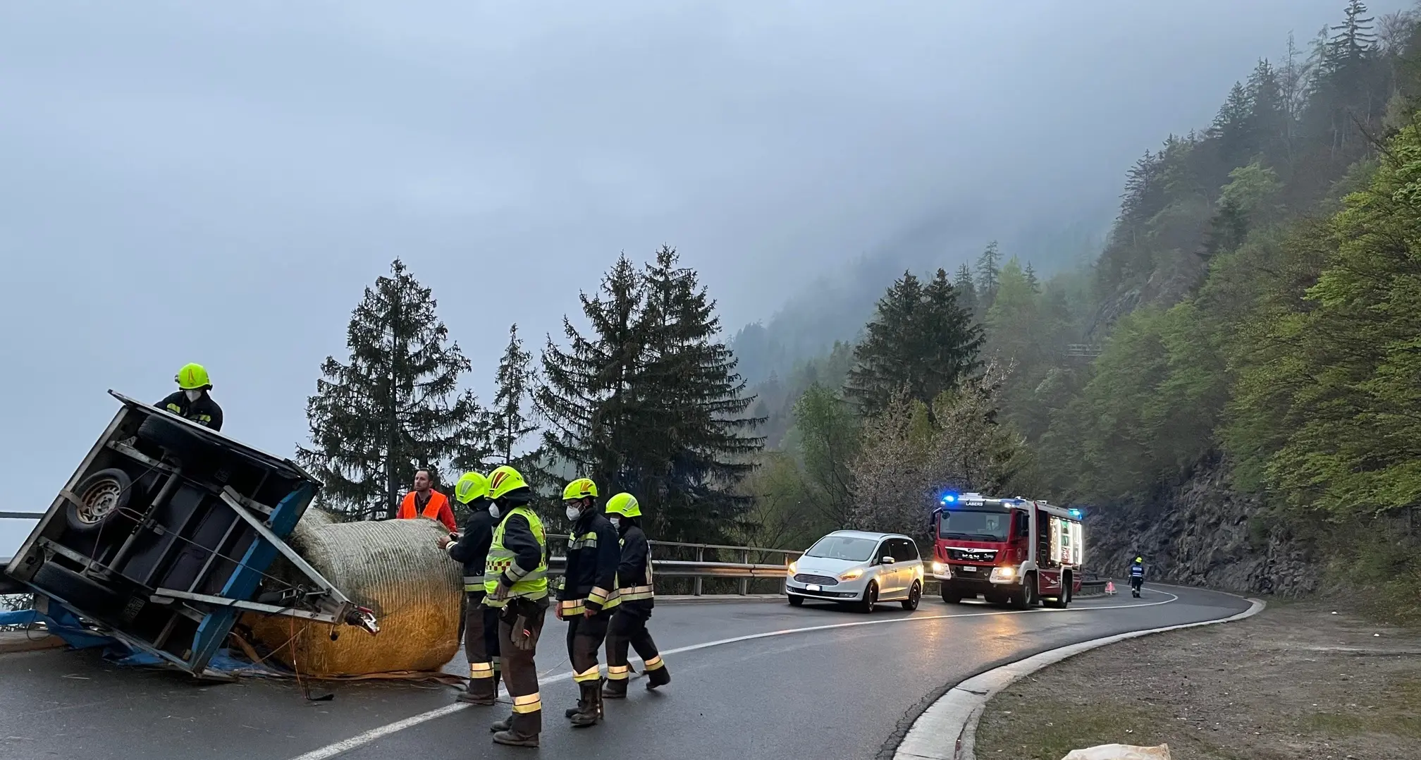 Labers, si rovescia il rimorchio, pompieri in soccorso