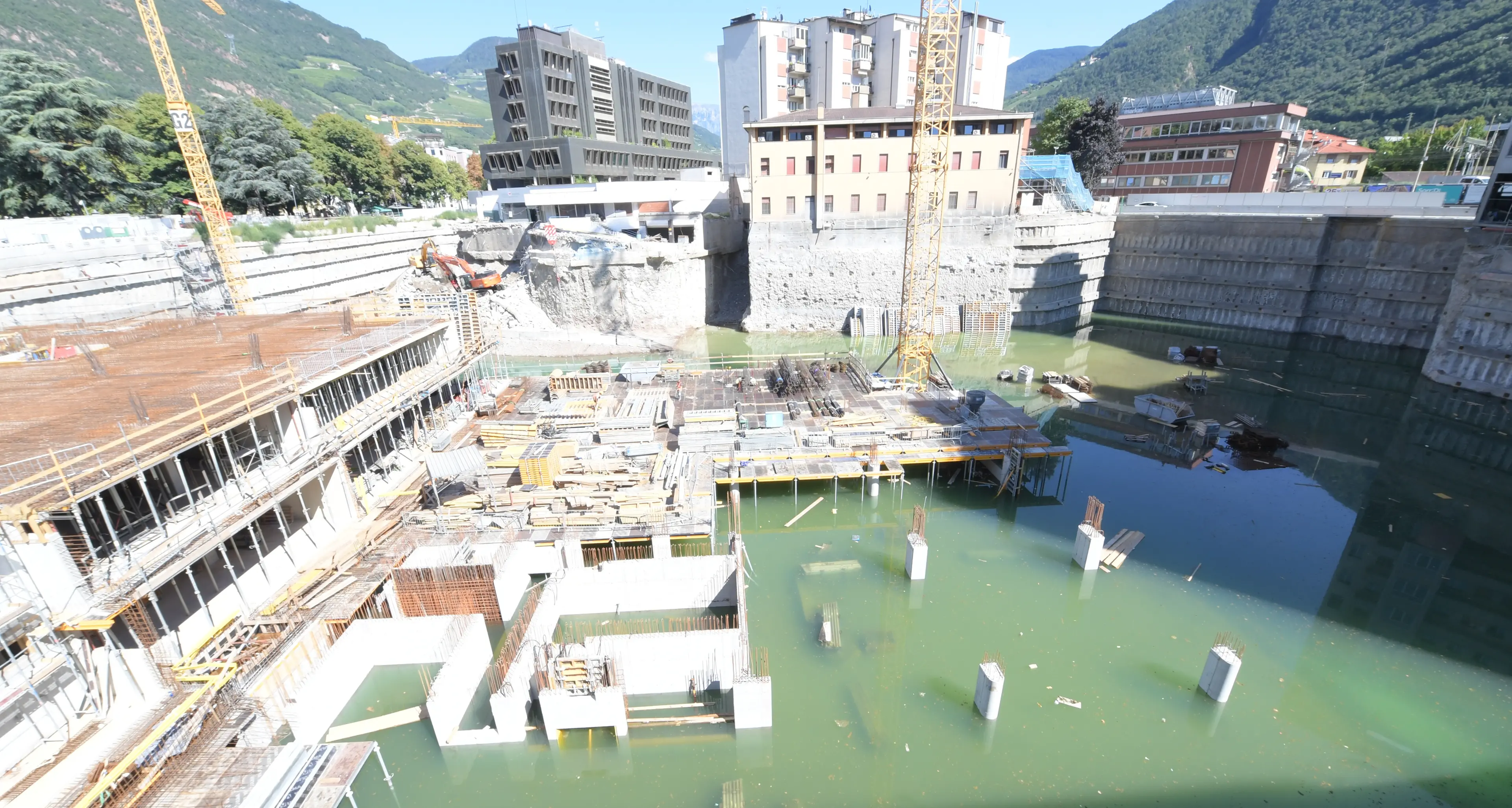 Il cantiere del WaltherPark sott’acqua diventa un caso politico