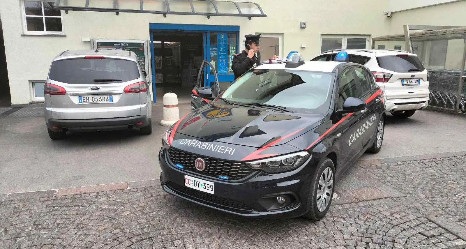 Bronzolo, rubano al supermercato: bloccati alla fermata dell’autobus