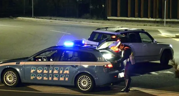 Bolzano, la polizia intercetta due spacciatori, trovato quasi un chilo di hashish fra i cespugli
