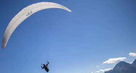 Precipita per 8 metri col parapendio a Maranza, è grave