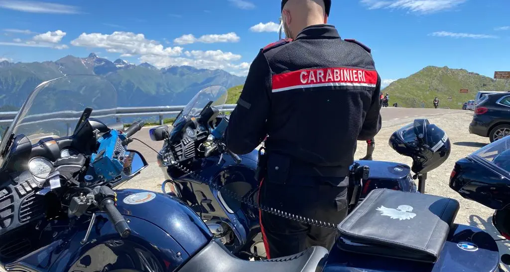 Eccesso di velocità, manovre vietate e guida usando il cellulare: 17 multe sui passi alpini