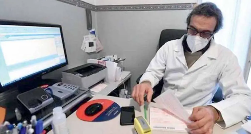 Mancano 80 medici di famiglia: «Meno burocrazia, più ambulatori associati»